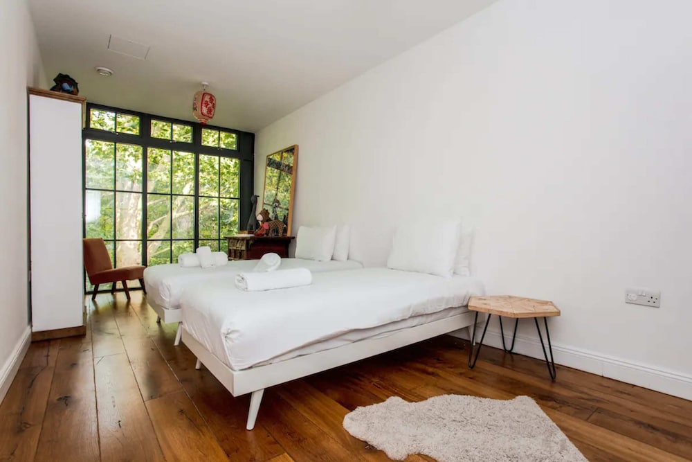 Cosy 2 Bedroom Apartment With Great Outdoor Balcony