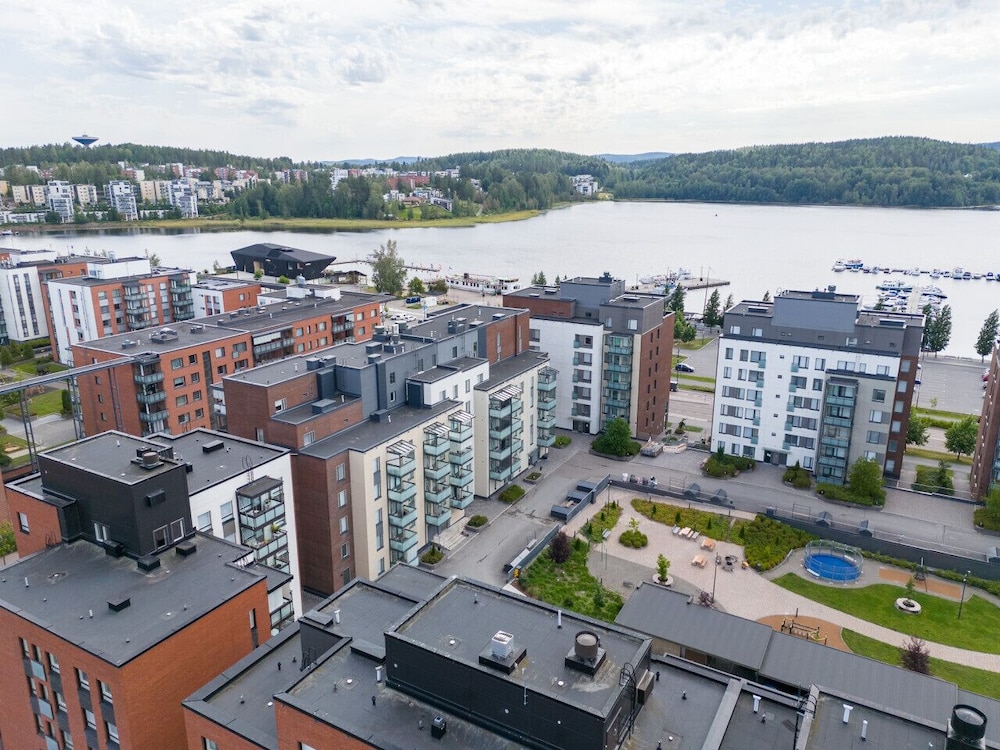 Spacious 2BR Apt - Lake View & Sauna
