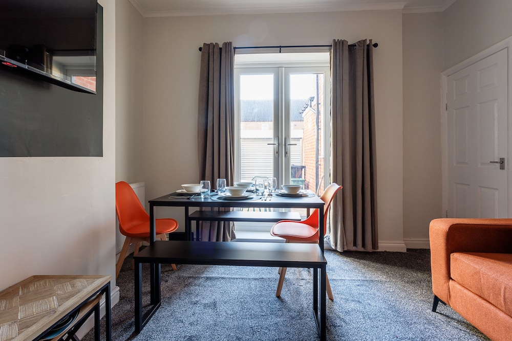 Darlington 4Bd Home: Modern Comfort & Free Parking