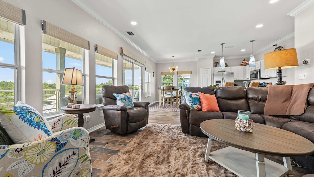 Cozy 3-bedroom Condo Comfy Living Space, Two Balconies, Outdoor Pool