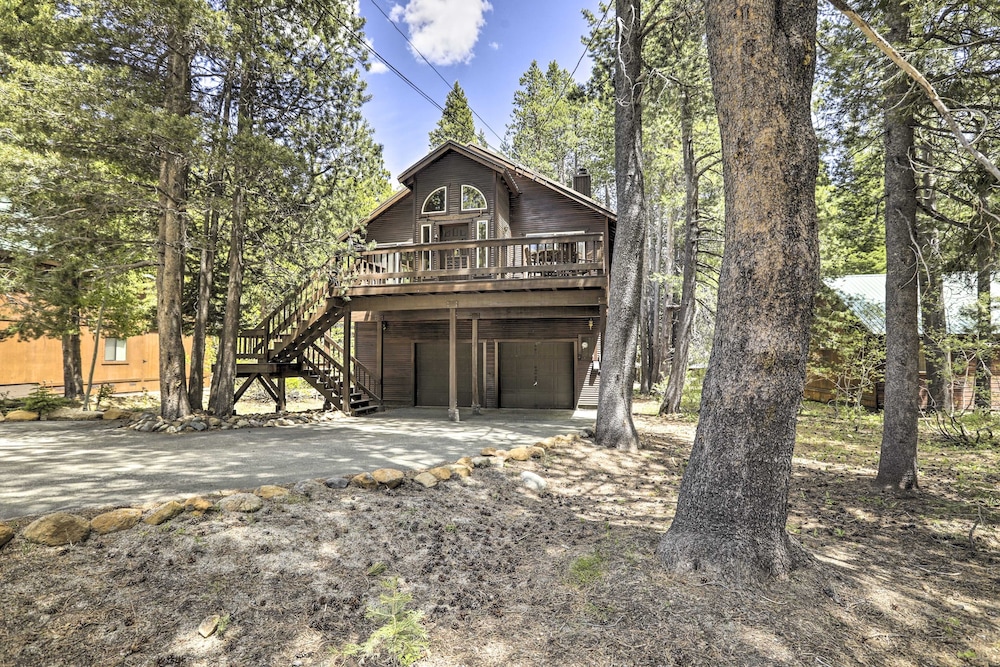 Game Room: Mountain Chalet 5 Mi to Donner Lake view 3