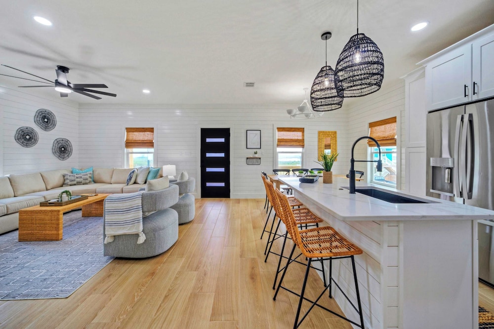Sleeps 24 2 Homes, Priv Pool, Swing Bar, Patio Lounge Near Nature Preserve