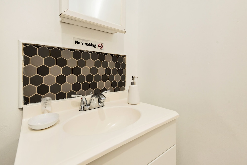 Racpanos Modern Stay on Forrest Street