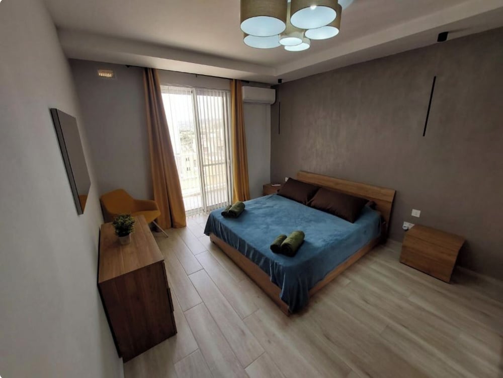 Modern 3BR Apt With Large Balcony
