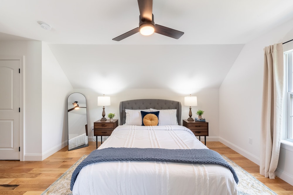 Luxuriously Lakeside by Avantstay Lakefront Retreat w Game Room
