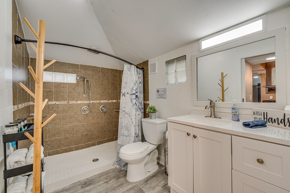 Family Home w/ Private Pool: 24 Mi to Disney!