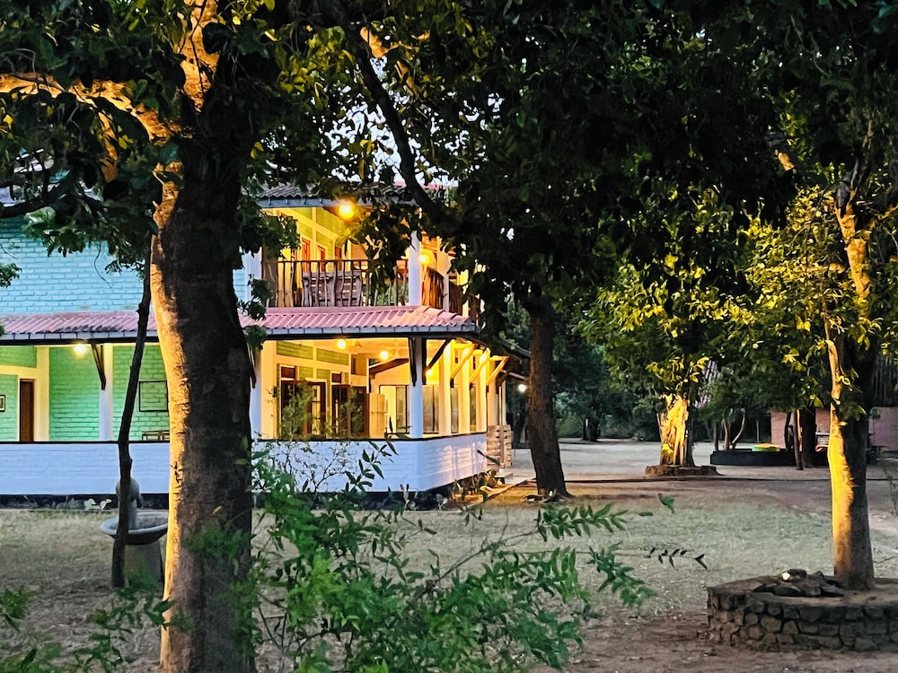 Funky Leopard Safari Lodge Bordering Yala National Park - Hostel