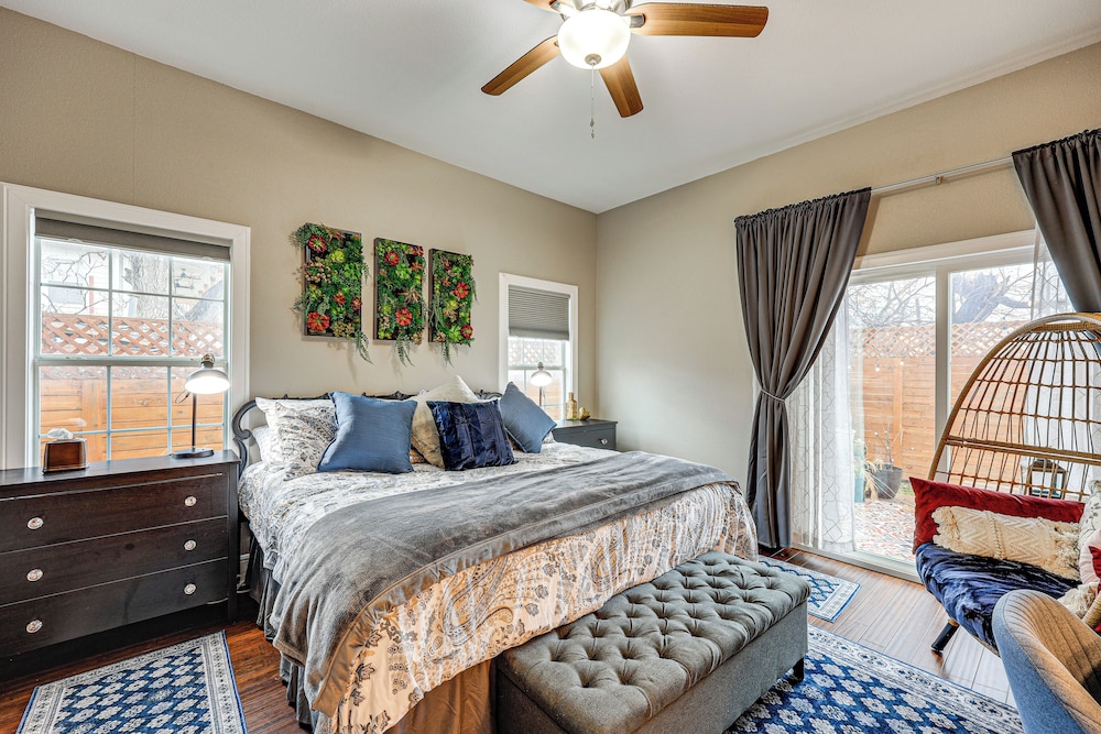 Artsy Bungalow w/ Yard in Dtwn San Antonio