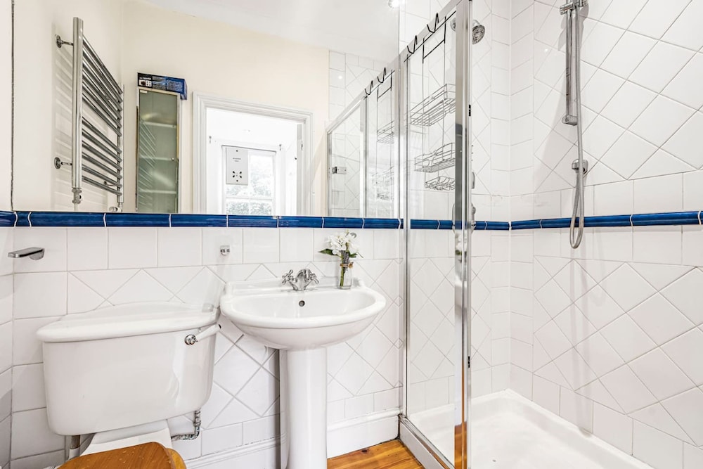 Elegant 1BR Apartment in Kensington With Balcony