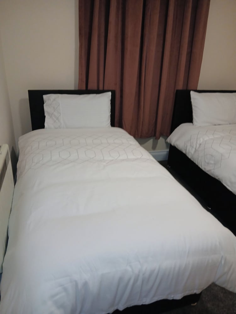 Galway 2-bed Apt, Sleeps 4, 5-min Walk to Station