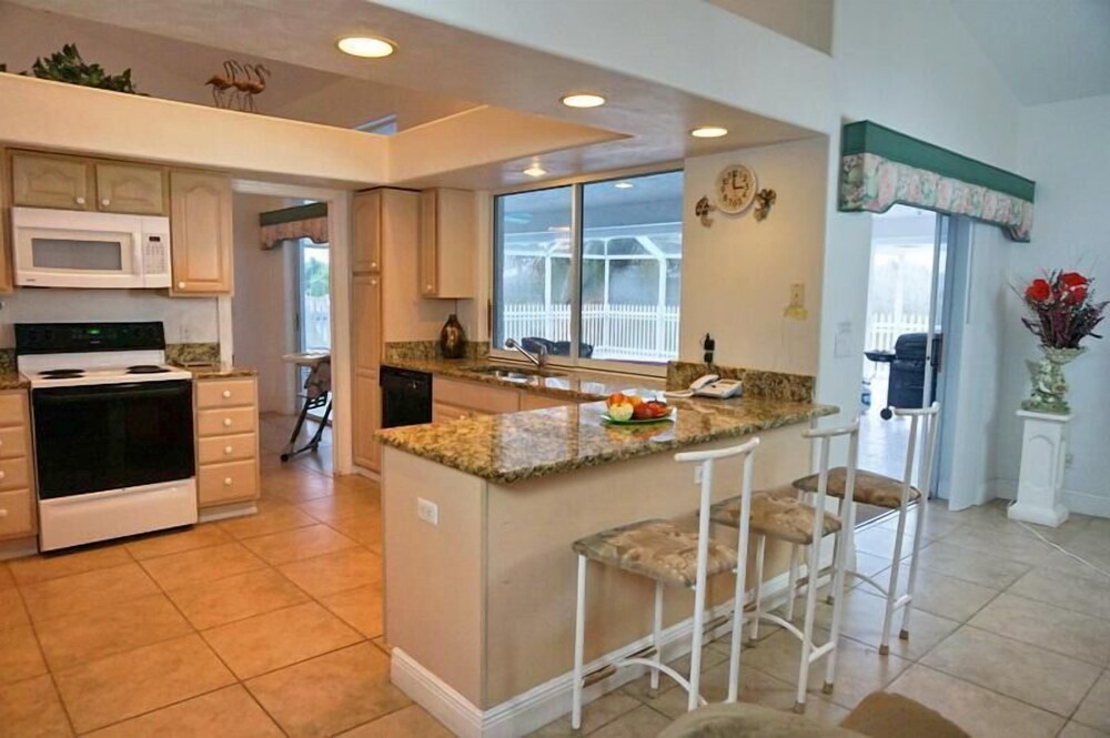 SHEN1124 3 Bedroom Holiday Home by Marco Naples Vacation Homes