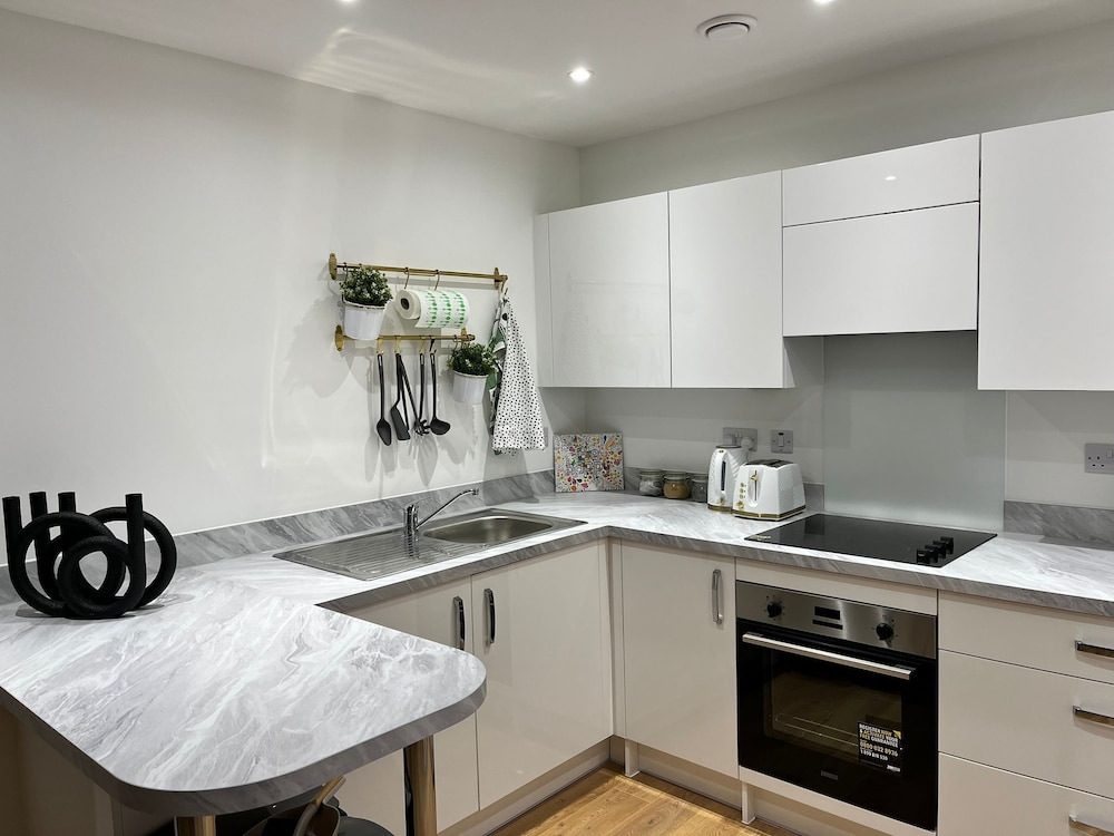 Luxury 2-bed Flat in Lakeside, West Thurrock view 5
