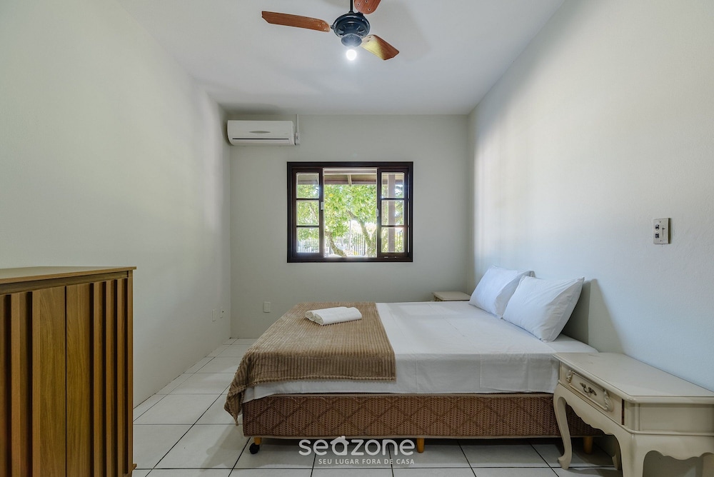 3BR Home w/ BBQ 140m From the Beach Rae0126