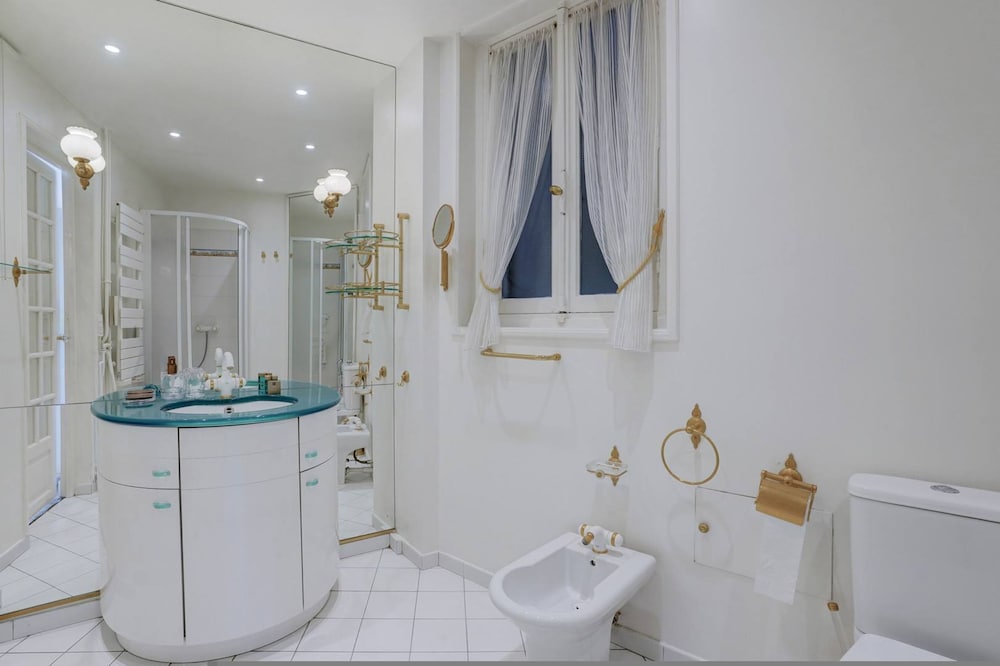 Passy Glow 2BR Home in the 16th Arrondissement