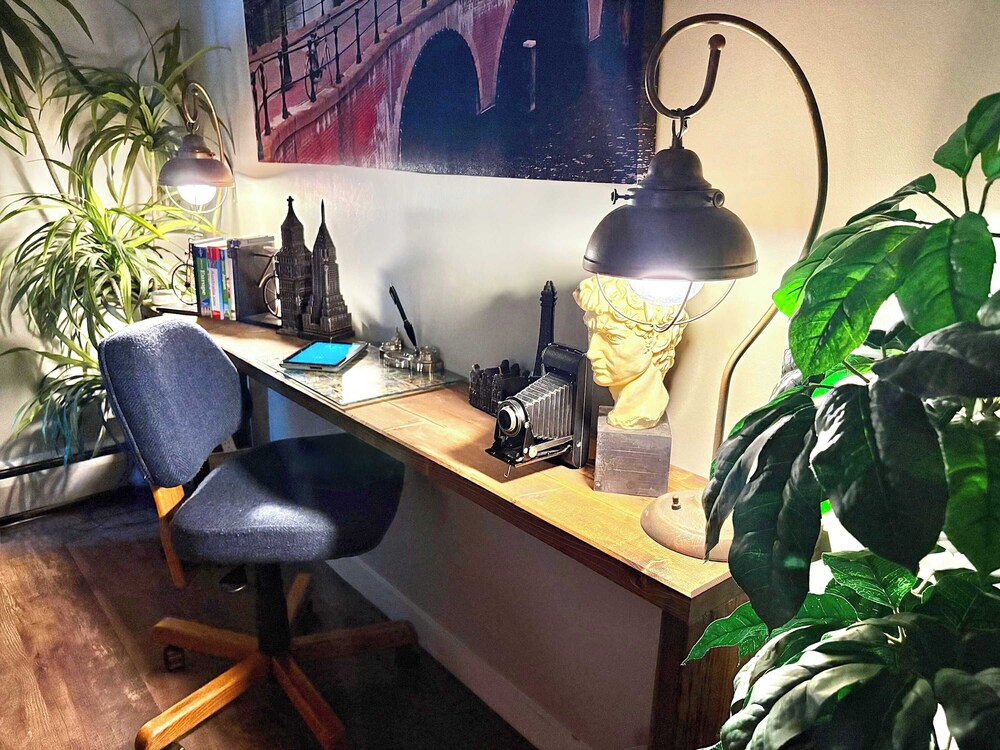 Stylish Downtown Condo near Rogers Place | Parking, Gym, Balcony & Kitchen