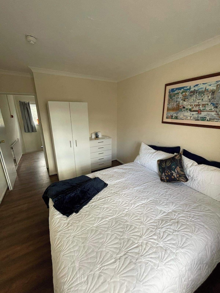 3 Bedrooms - 6 Guests - Parking - Fireplace - Bbq