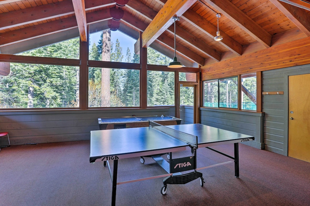 8 Mi to North Tahoe Beach: Truckee Resort Condo