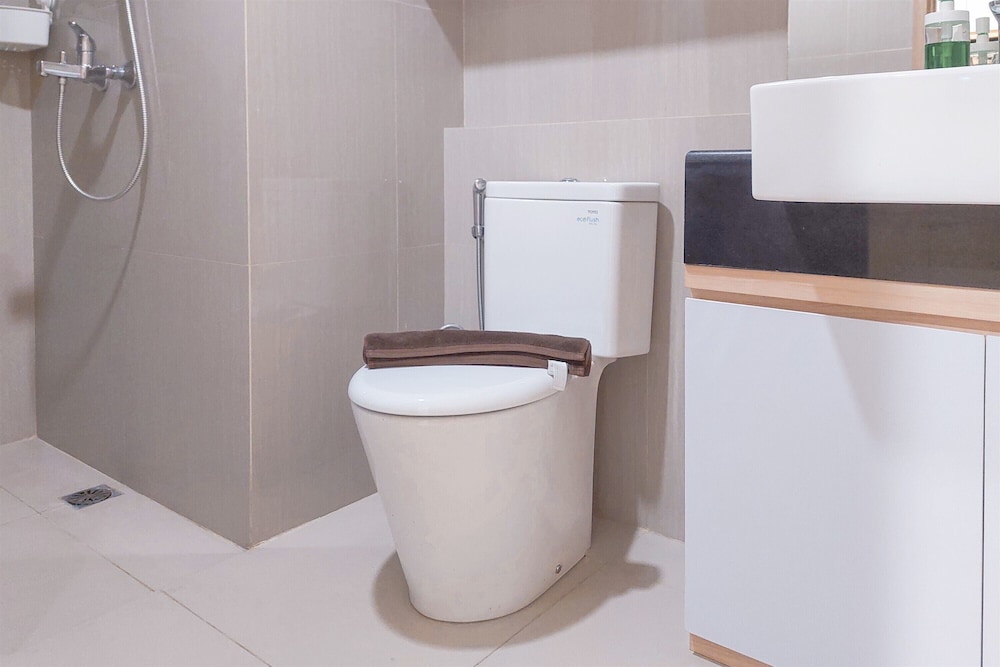 Modern Look 1Br Without Living Room At Bintaro Embarcadero Apartment