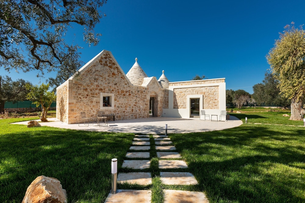 2220 Trulli Biancapetra by Perle di Puglia view 2
