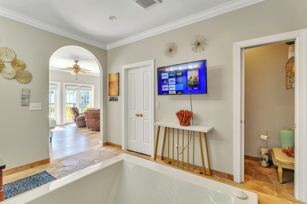 Heated Pool King Bed Jacuzzi Bath Arcade