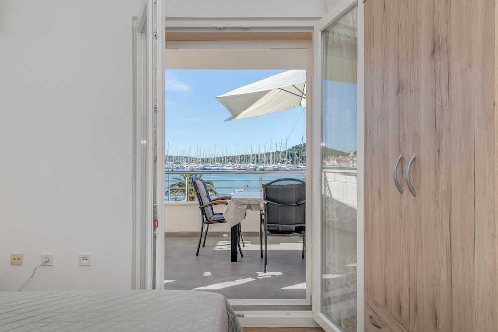 Seafront apartments Marija with terrace and mooring