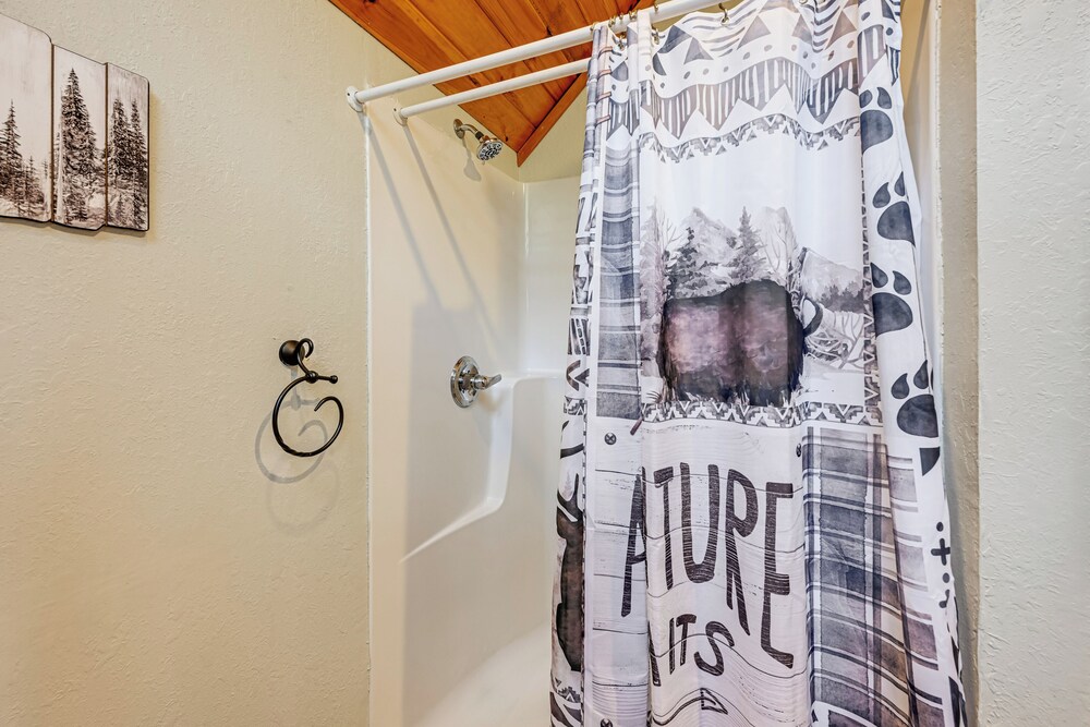 Tree-lined Cabin w/ Hot Tub & Deck in Bryson City