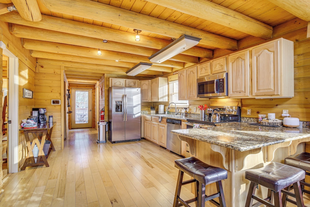 2 Mi to Lake Arrowhead Village: Pet-friendly Cabin
