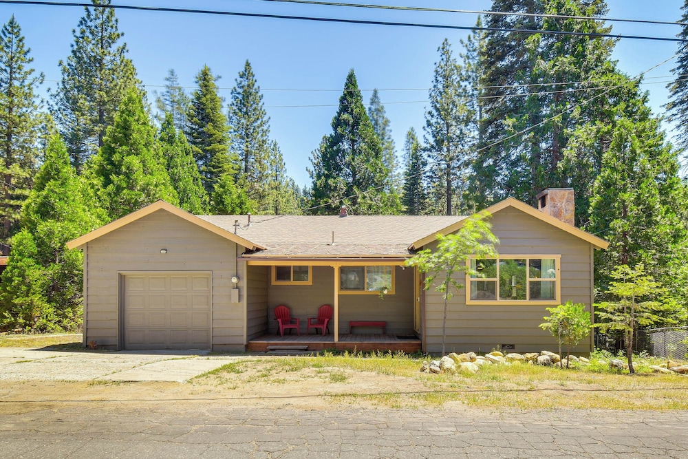 Cozy Retreat w/ Deck ~ 2 Mi to Pinecrest Lake!