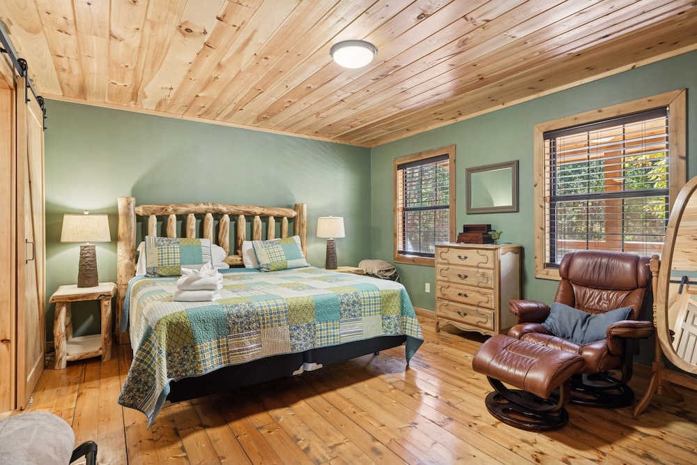 The Wild Life 2 Bedroom Cabin