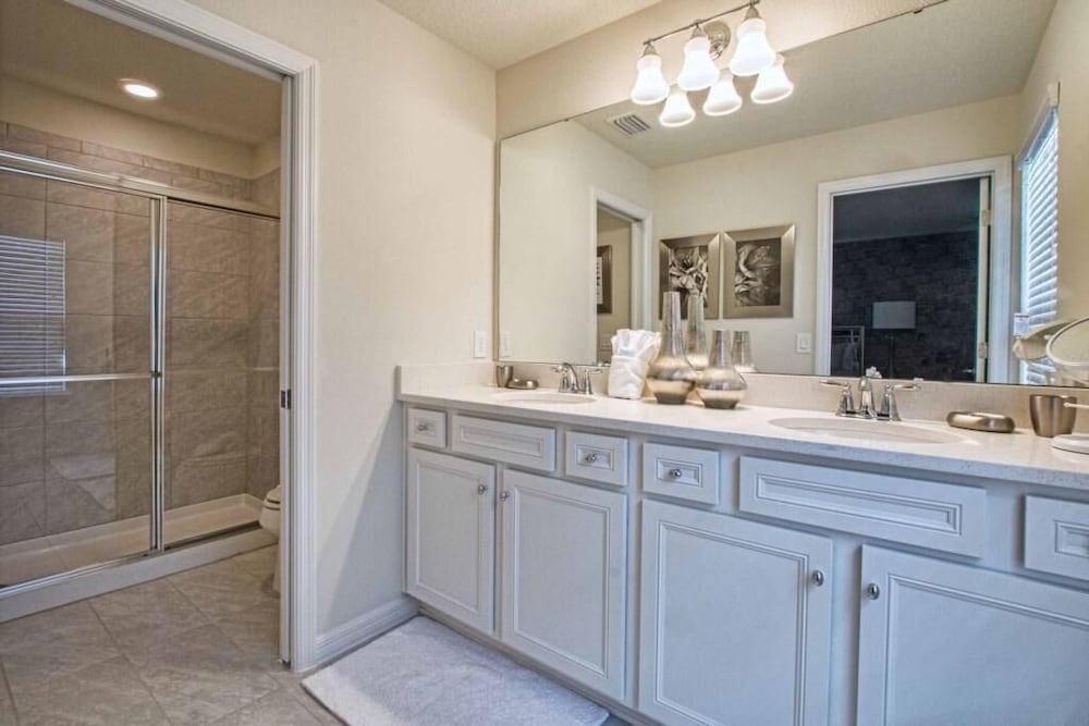 Windsor at Westside-6 Bedrooms House w/pool-3727WW Home by RedAwning - Image 5