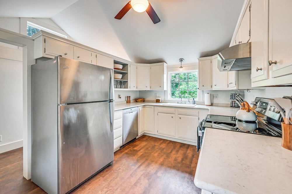 Historic Farmhouse Near Mountains & Colleges!
