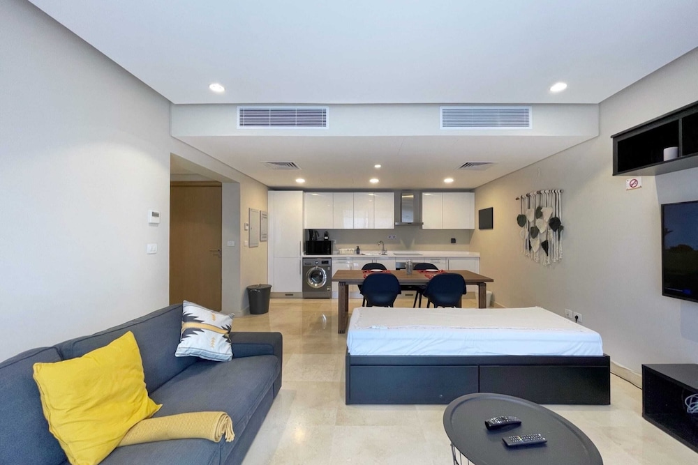 Xuru Stays I Exotic 1bdr w/ Outdoor Terrace Pool & Beach Access