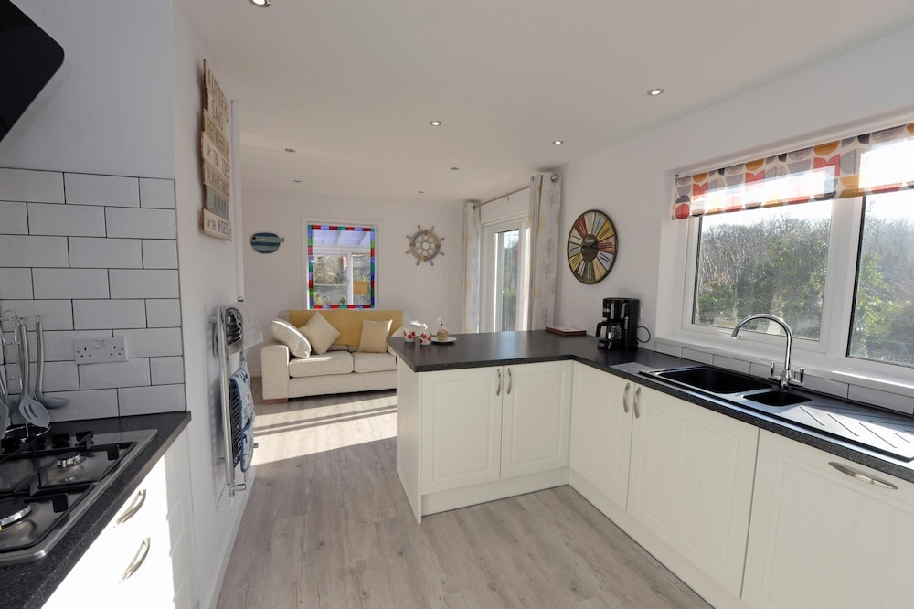 S r M r - Log Burner Peaceful Cottage Dog Friendly view 4