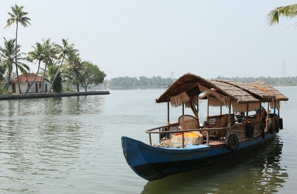Regant Lake Palace