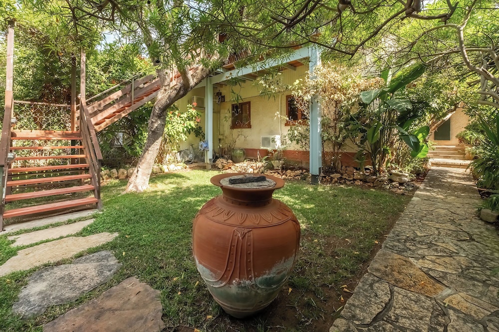 Relax in a Garden Oasis by Sea N' Rent