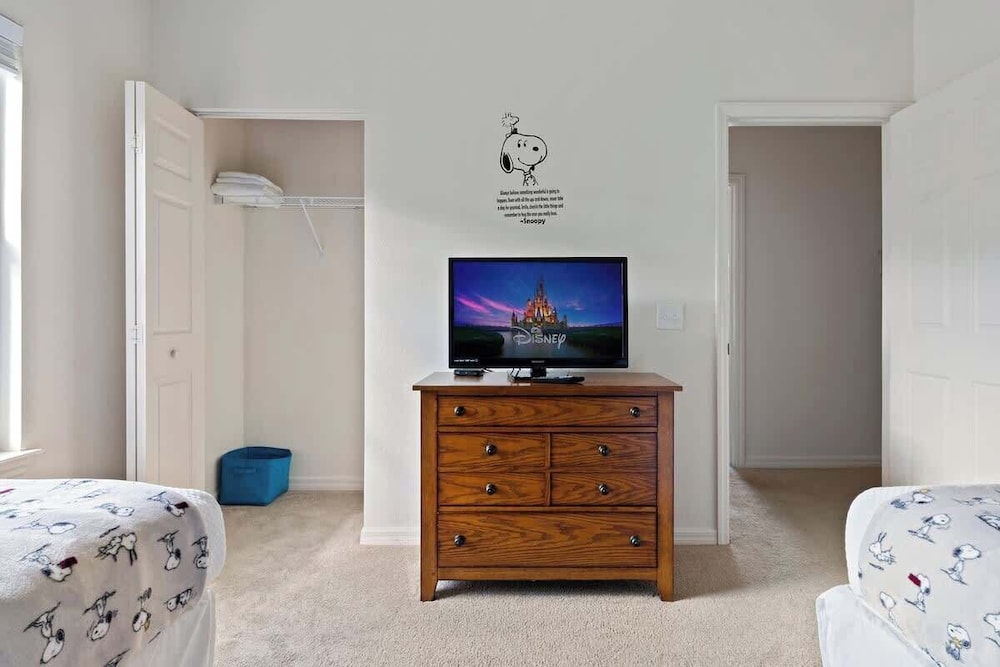 Welcoming 4 BR Sleeps 10 Guests