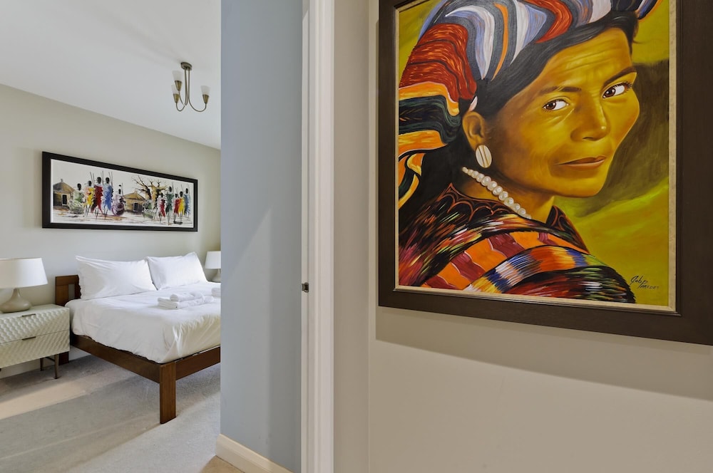 Stylish two Bedroom Apartment Near Tower Bridge by Underthedoormat