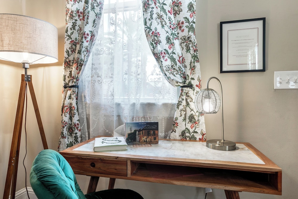 Spacious Retreat with private Pool - Image 5