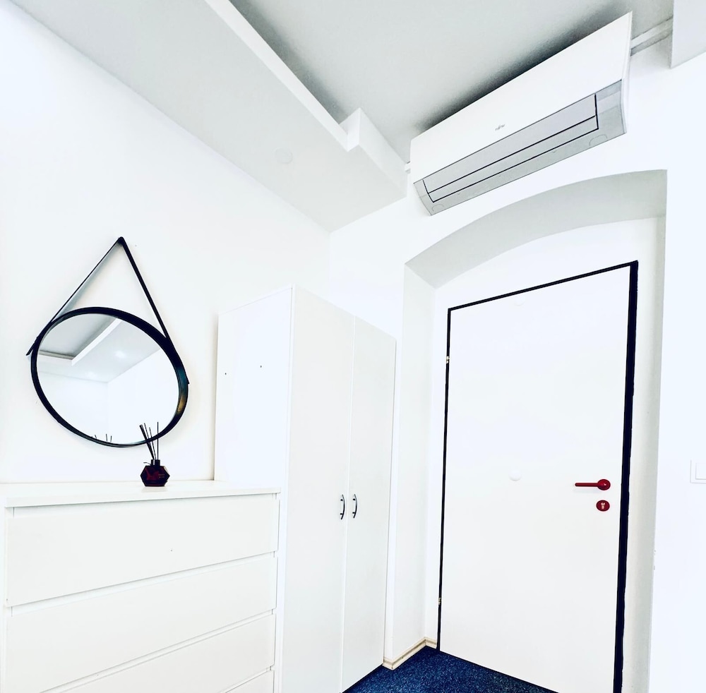 Spacious 7BR Apartment Prime Location