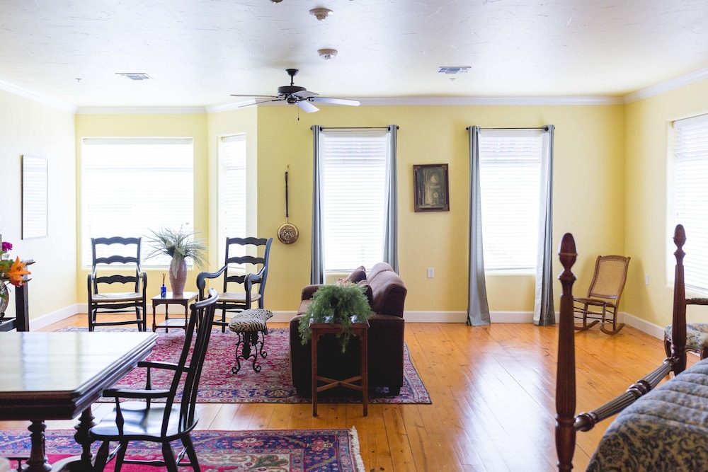 High Cotton Inn