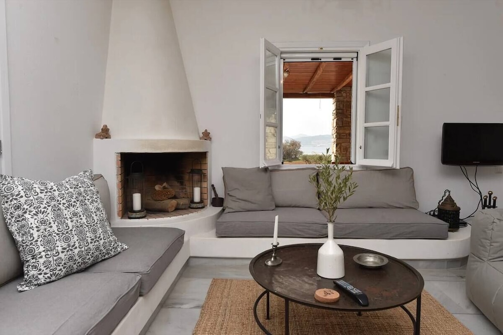 Cycladic home in Kampos by GHH