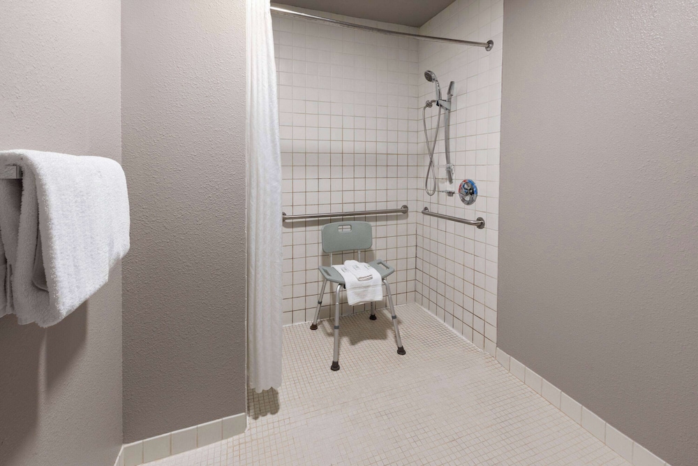 Sheboygan Vacations - La Quinta Inn by Wyndham Sheboygan - Property Image 4