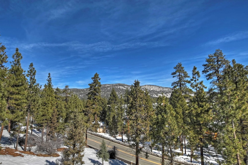 Mountain Palette by Avantstay Hot Tub, Game Room, Deck, Sweeping Views!
