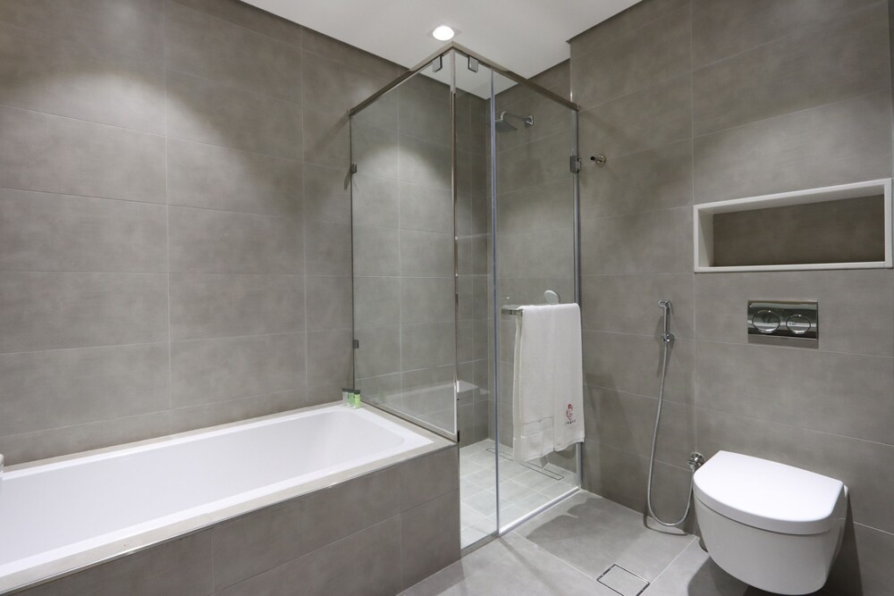 Panoramic 2BR at District One