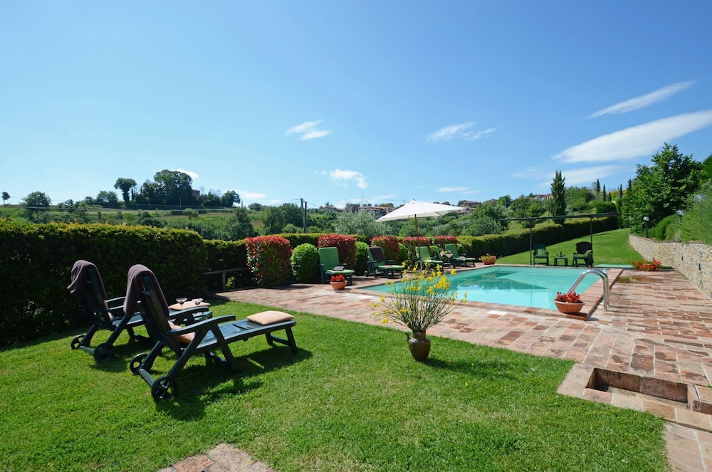 Podere Baiocco Sleeps 22 People 2 Private Pools Walking Distance to Town-podere Baiocco