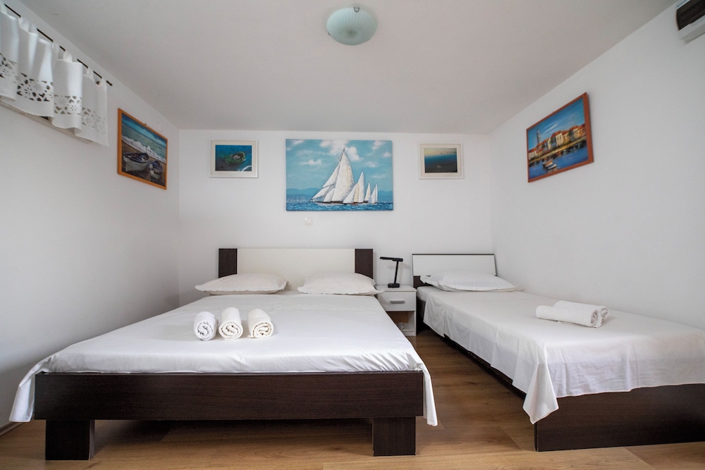 Hill Pool House, Kaštel Kambelovac Retreat