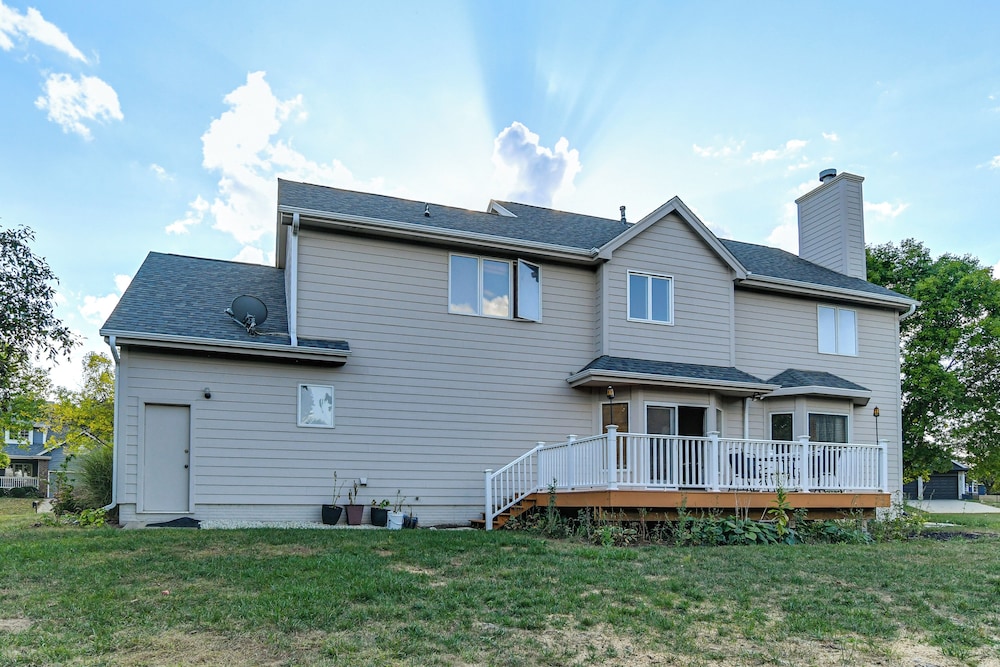 Des Moines Suburb Stay w/ Spacious Layout & Deck!