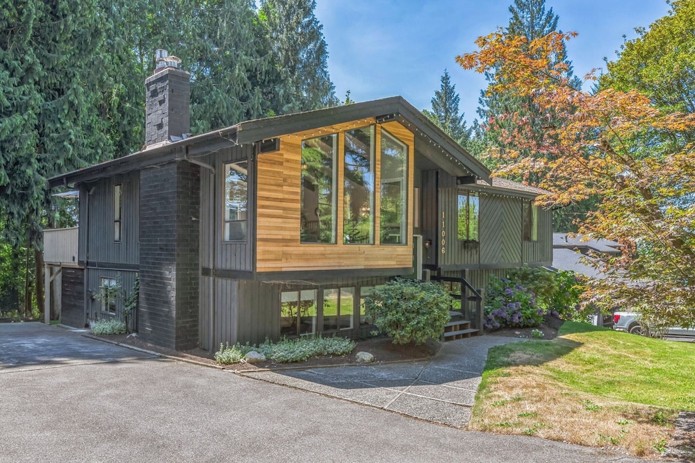 Modern Forest Escape Near Hikes & Lake 6 Bedroom Home