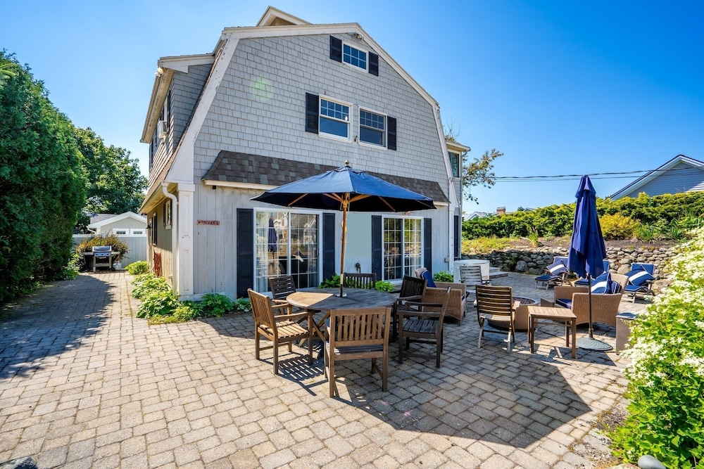 Beachwood Getaway Sleeps 10!