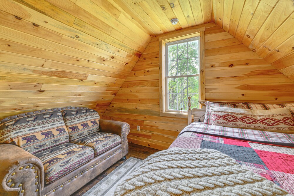 Escape to Nature: Secluded Mcdonough Cabin!